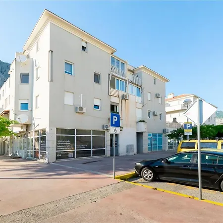 Pepalo,omis Free Parking